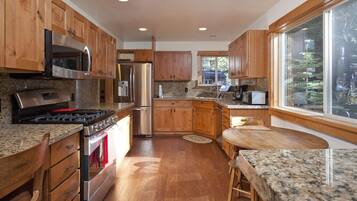 Réfrigérateur, micro-ondes, cafetiÚre/bouilloire, grille-pain