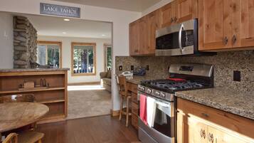 Réfrigérateur, micro-ondes, cafetiÚre/bouilloire, grille-pain