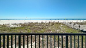 Une vue sur la plage, avec une promenade en bois et une plage de sable.