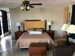Suite Panorama | Tempat tidur Select Comfort, brankas, dan tirai kedap cahaya
