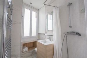 Hårføner, håndklær, såpe og toalettpapir