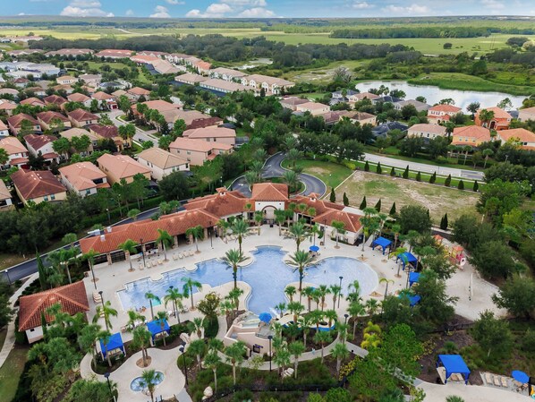 A heated pool - Water Park Access, Theater, 10 Mins to Disney, Ping Pong Table, Wifi: Sunshine Villa (Davenport)