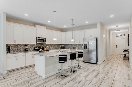 Water Park Access, Theater, 10 Mins to Disney, Ping Pong Table, Wifi: Sunshine Villa