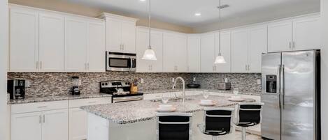 雪櫃、微波爐、焗爐、爐具