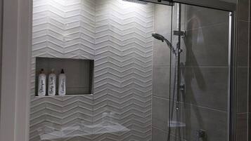 Douche, sĂšche-cheveux, serviettes fournies, savon