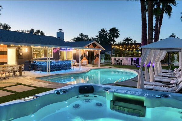 Una piscina al aire libre, cabañas de piscina gratuitas, sombrillas