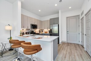 Geladeira, micro-ondas, fogão, cooktop