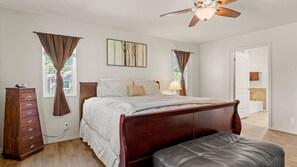 3 bedrooms, desk, iron/ironing board, free WiFi