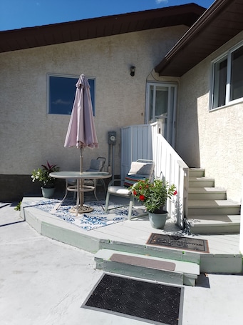 Terrasse/Patio. Legal 1 bedroom suite in quiet / mature area,close shopping plaza and traffic.