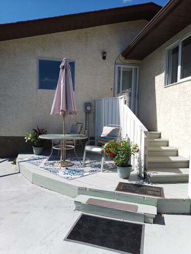Legal 1 bedroom suite in quiet / mature area,close shopping plaza and traffic.