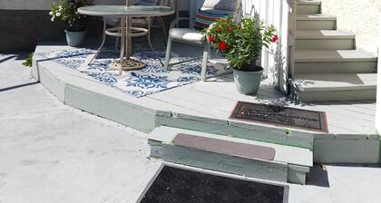 Legal 1 bedroom suite in quiet / mature area,close shopping plaza and traffic.