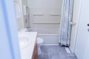 Hair dryer, towels, soap, shampoo - Legal 1 bedroom suite in quiet / mature area,close shopping plaza and traffic. (Red Deer)