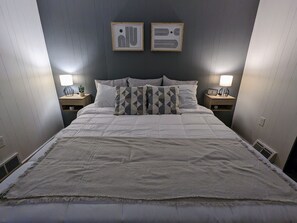 3 dormitorios, escritorio, tabla de planchar con plancha y cuna de viaje