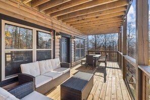 Outdoor dining - Embrace the Wild at the "Rustic Bear" Your Cozy Cabin Escape! (Gatlinburg)