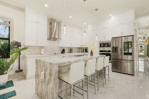 Fridge, microwave, oven, stovetop - Naples Vibes! Close to the ๐๏ธ! Heated Pool&Spa, Lanai, Grill! Two Kings! Arcade! (Naples)