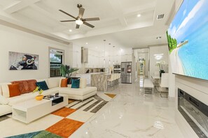 Smart TV, fireplace - Naples Vibes! Close to the ๐๏ธ! Heated Pool&Spa, Lanai, Grill! Two Kings! Arcade! (Naples)