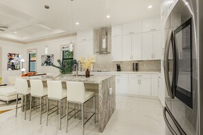 Fridge, microwave, oven, stovetop - Naples Vibes! Close to the ๐๏ธ! Heated Pool&Spa, Lanai, Grill! Two Kings! Arcade! (Naples)