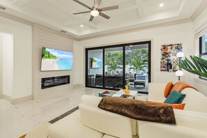 Smart TV, fireplace - Naples Vibes! Close to the ๐๏ธ! Heated Pool&Spa, Lanai, Grill! Two Kings! Arcade! (Naples)