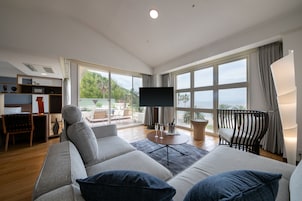 Habitación, 2 camas dobles, bañera de hidromasaje, vistas al mar (Suite, A-type, Non Smoking) | Minibar (con algunos artículos gratuitos), escritorio, wifi gratis
