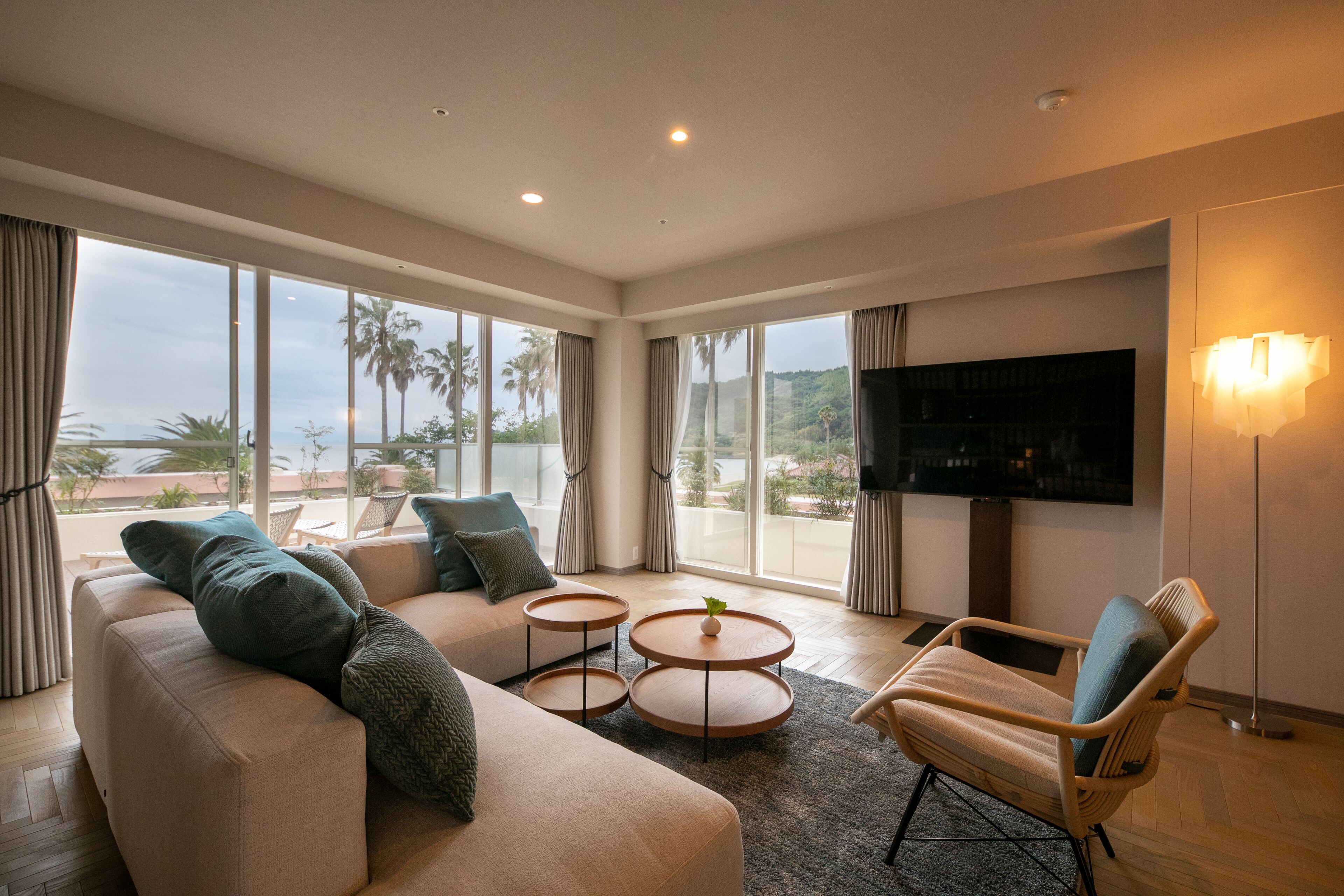 Habitación ejecutiva con 2 camas individuales, hidromasaje, vista al océano (Non Smoking) | Área de sala de estar | Televisión de pantalla plana, Netflix, Hulu y servicios de streaming 