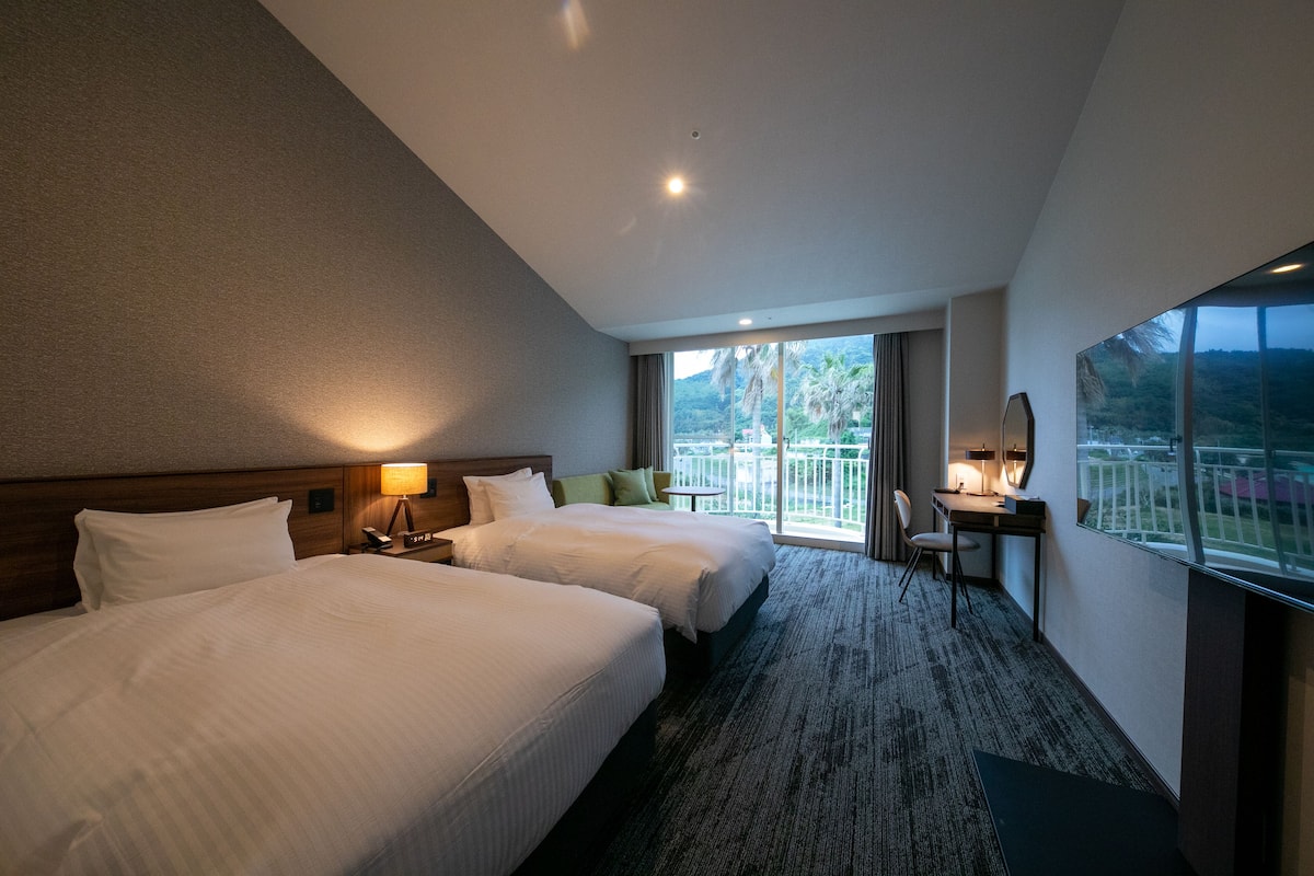 Superior Twin Room, Non Smoking, Mountain View | 1 bedroom, free minibar items, desk, free WiFi