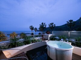 Habitación, 2 camas dobles, bañera de hidromasaje, vistas al mar (Suite, B-type, Non Smoking) | Patio hawaiano