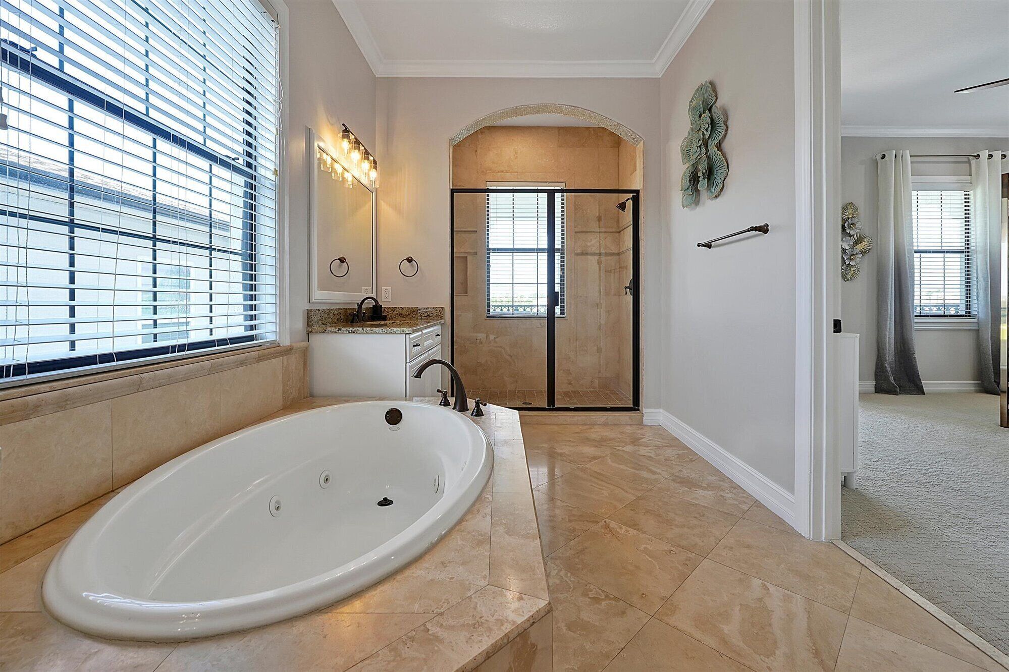 Un bagno spazioso con una vasca da bagno ampia, una cabina doccia e un mobile toilette con specchio.