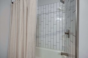 Ensemble douche/baignoire, sèche-cheveux, serviettes fournies, shampoing