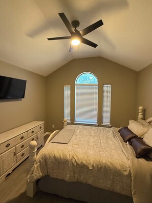 4 عدّة غرف نوم ومكواة/لوح كي وواي فاي مجانًا وملاءات أسرّة