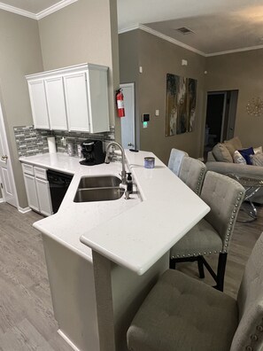 Kylskåp, mikrovågsugn, ugn och spishäll