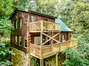 Exterior - Rustic log Cabin, minutes to Dollywood. Hot Tub & Arcade (Sevierville)