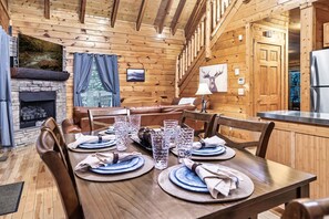 Dining - Rustic log Cabin, minutes to Dollywood. Hot Tub & Arcade (Sevierville)