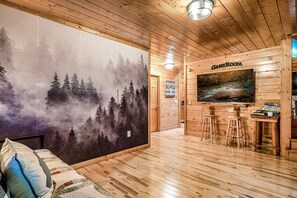 3 bedrooms, in-room safe, desk, iron/ironing board - Rustic log Cabin, minutes to Dollywood. Hot Tub & Arcade (Sevierville)