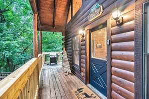 Property grounds - Rustic log Cabin, minutes to Dollywood. Hot Tub & Arcade (Sevierville)