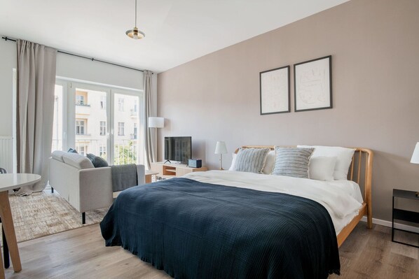 Iron/ironing board, WiFi, bed sheets - Charming Charlottenburg Studio, nr Kurfürstendamm, by Blueground (Berlin)