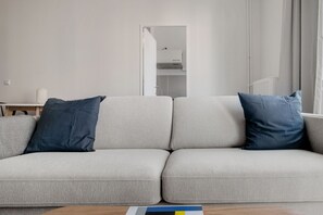 TV, stereo - Charming Charlottenburg Studio, nr Kurfürstendamm, by Blueground (Berlin)