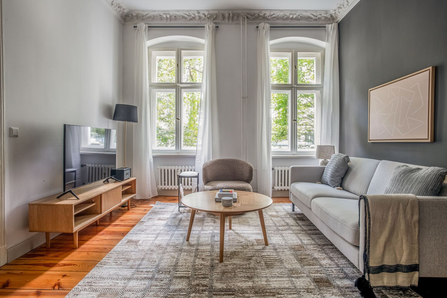 Een televisie en een stereo