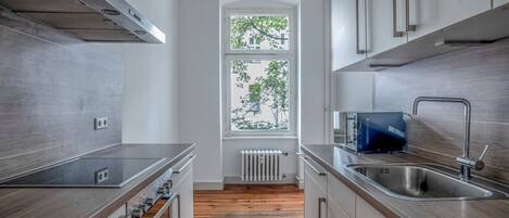 Kühlschrank, Mikrowelle, Ofen, Geschirrspüler