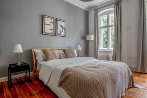 2 bedrooms, iron/ironing board, WiFi, bed sheets - Chic Charlottenburg 2BR, nr Kurfürstendamm, by Blueground (Berlin)