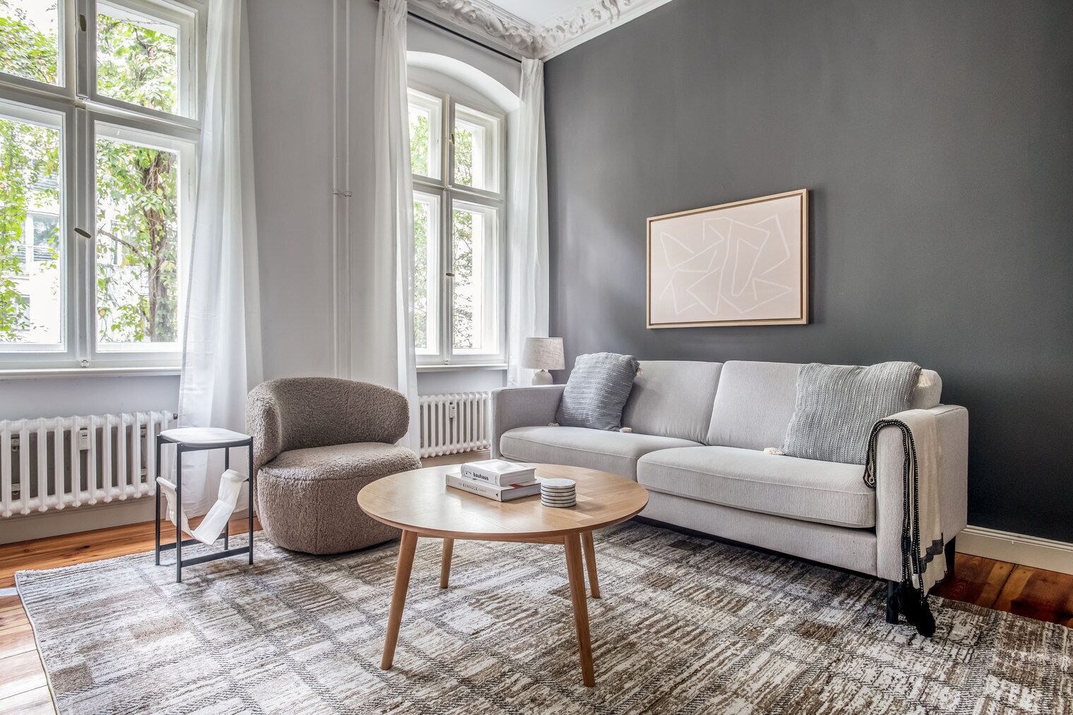 Una televisión, un reproductor estéreo