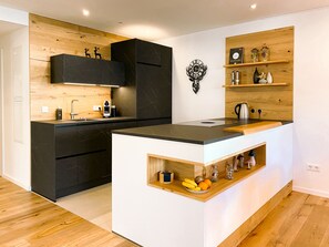 Kylskåp, ugn, spishäll och diskmaskin