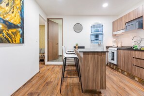 Køleskab, mikrobølgeovn, ovn, kogeplade