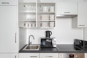 Fridge, microwave, oven, stovetop - Amazing Josefstadt 2BR w/ Elevator, nr Shops & Dining, by Blueground (Vienna)