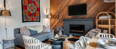 Älytelevisio, takka, kirjoja