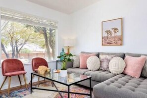 TV - Starisimo: Cowboy Tub & Hot Tub (Joshua Tree)