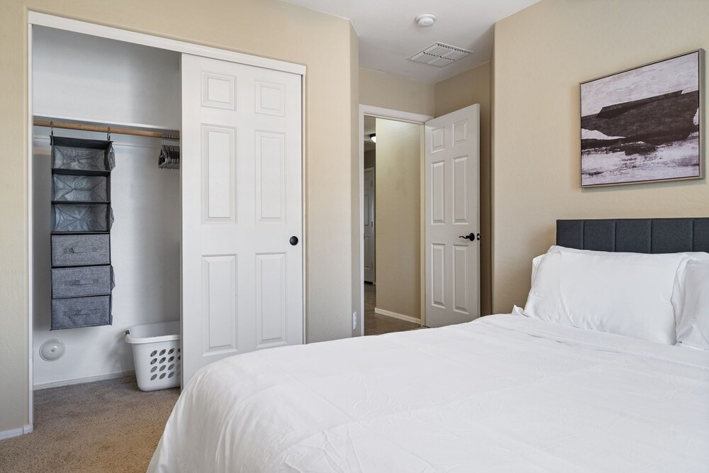 Sunny Haven Spacious 4Bed, 2Bath PetFriendly Home in Gilbert