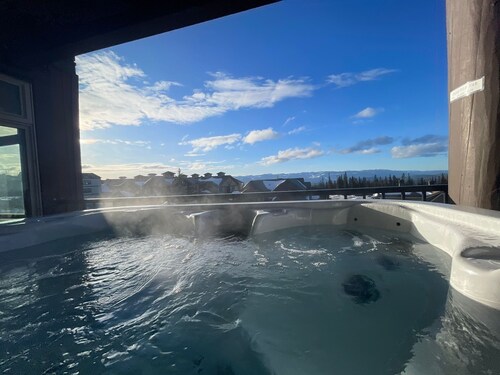 Cozy family retreat at Big White Ski Resort, 3BD, 2 Bath, and Private Jacuzzi