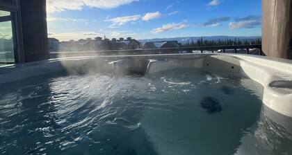 Cozy family retreat at Big White Ski Resort, 3BD, 2 Bath, and Private Jacuzzi