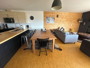 Interior - Cozy family retreat at Big White Ski Resort, 3BD, 2 Bath, and Private Jacuzzi (Beaverdell)