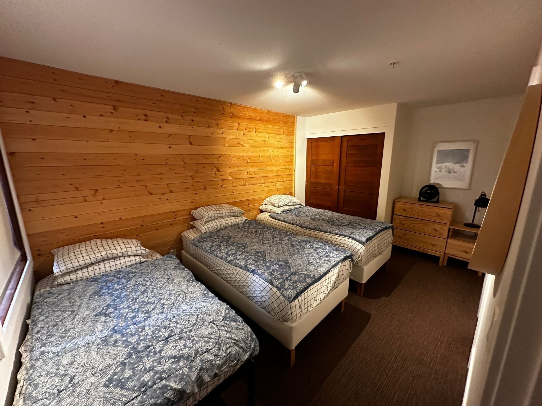 3 habitaciones, tabla de planchar con plancha, wifi y ropa de cama 